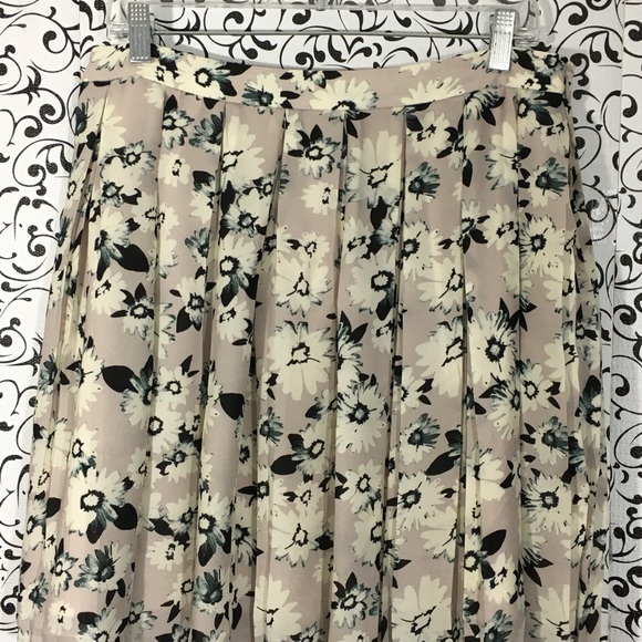 Banana Republic Gray Floral Box Pleat Skirt - Picture 2 of 6